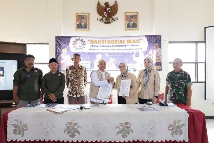 Penyaluran sembako IKAC kepada warga.