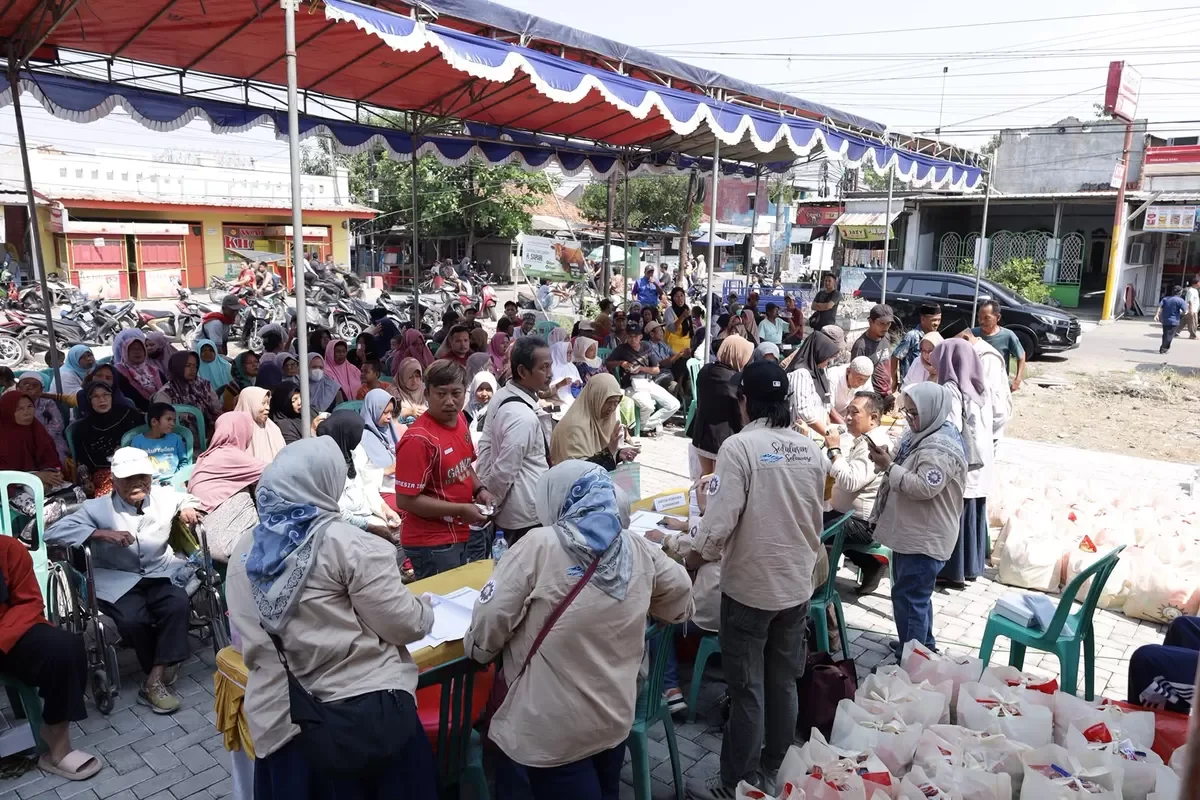 Ratusan Warga Arjawinangun Antusias Ikuti Bakti Sosial IKAC, Bantuan Pangan Disalurkan Tertib